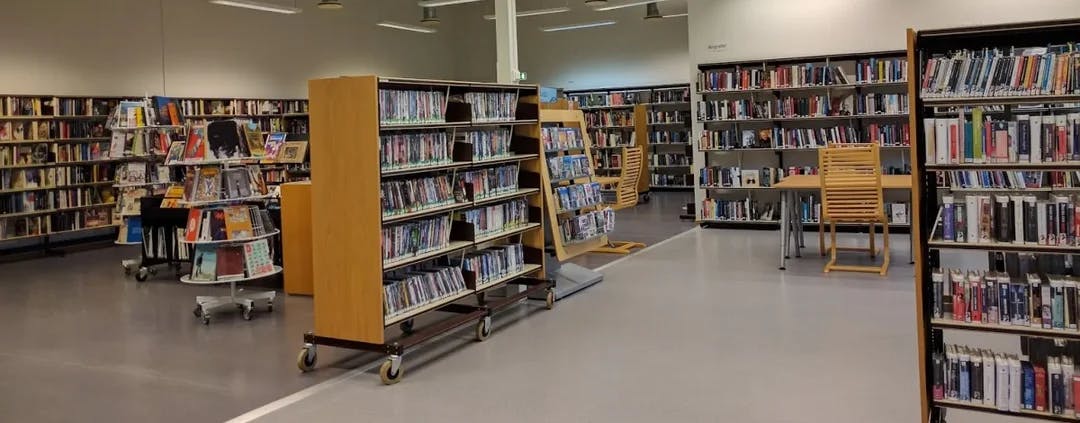 Bokhyllene på Tananger bibliotek